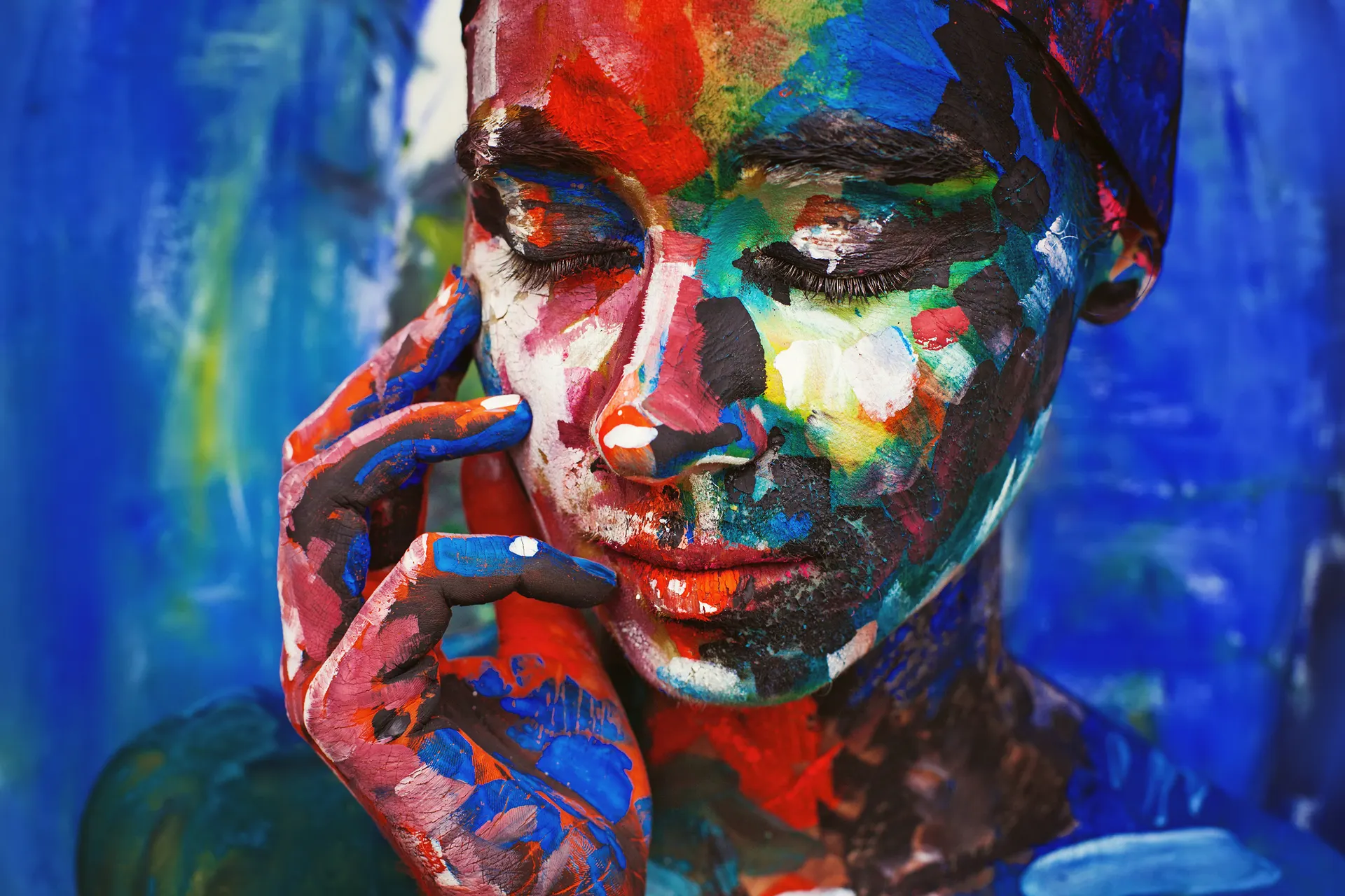 Rostro cubierto de pintura de colores Rostro cubierto de pintura de colores